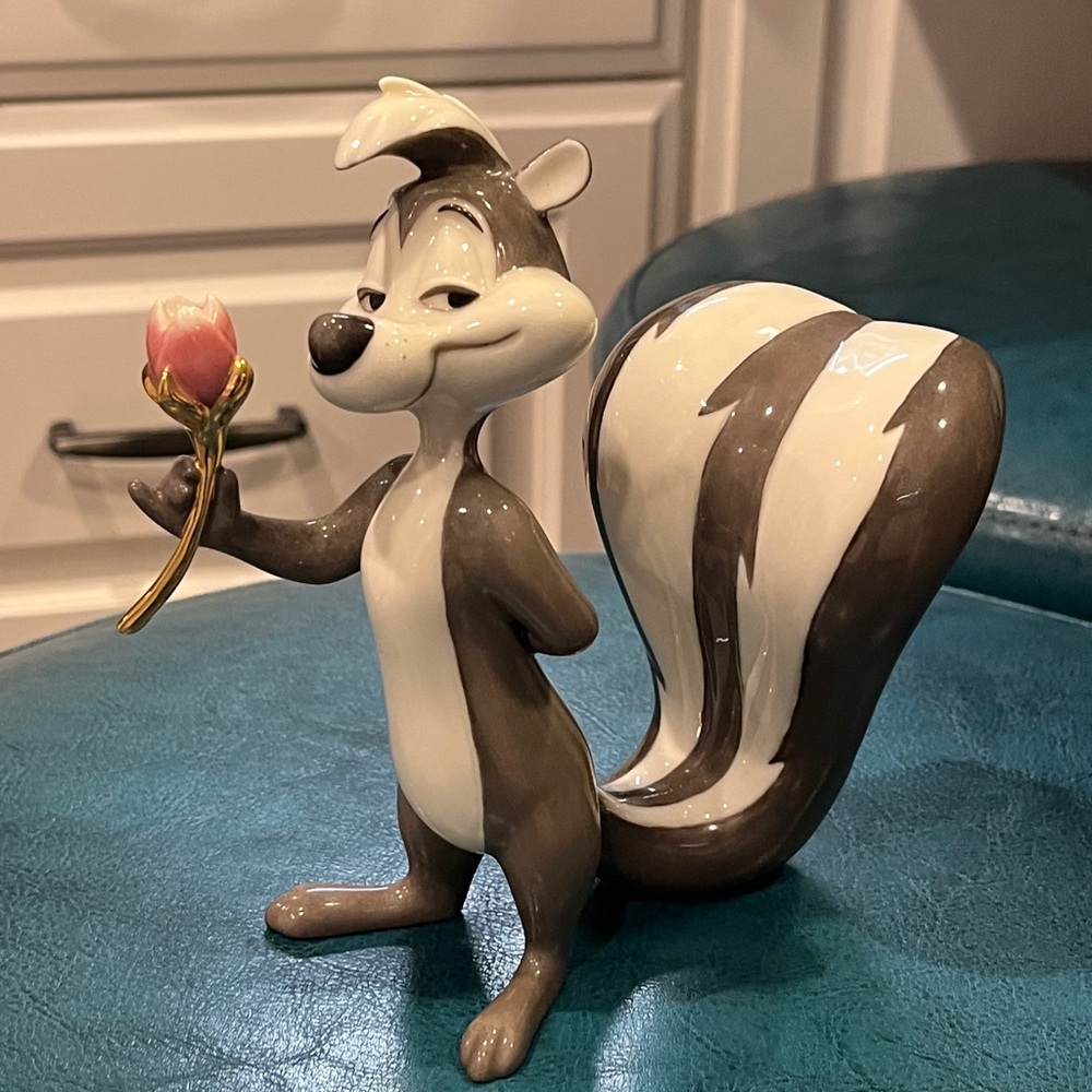 Lenox Vintage Pepe Le Pew Figurine (King of Romance) - Picture 16 of 17